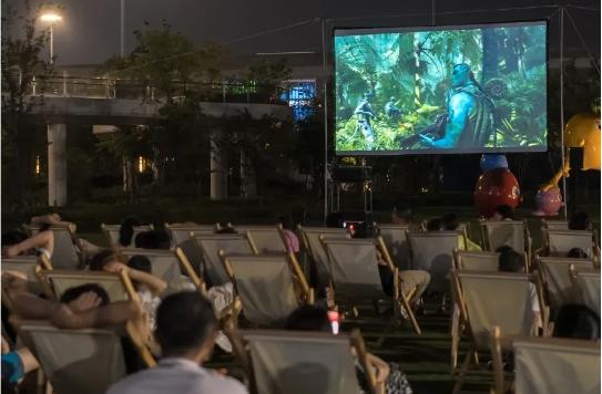 蟠龙天地星空夜市播放露天电影。图片来源：蟠龙天地官微