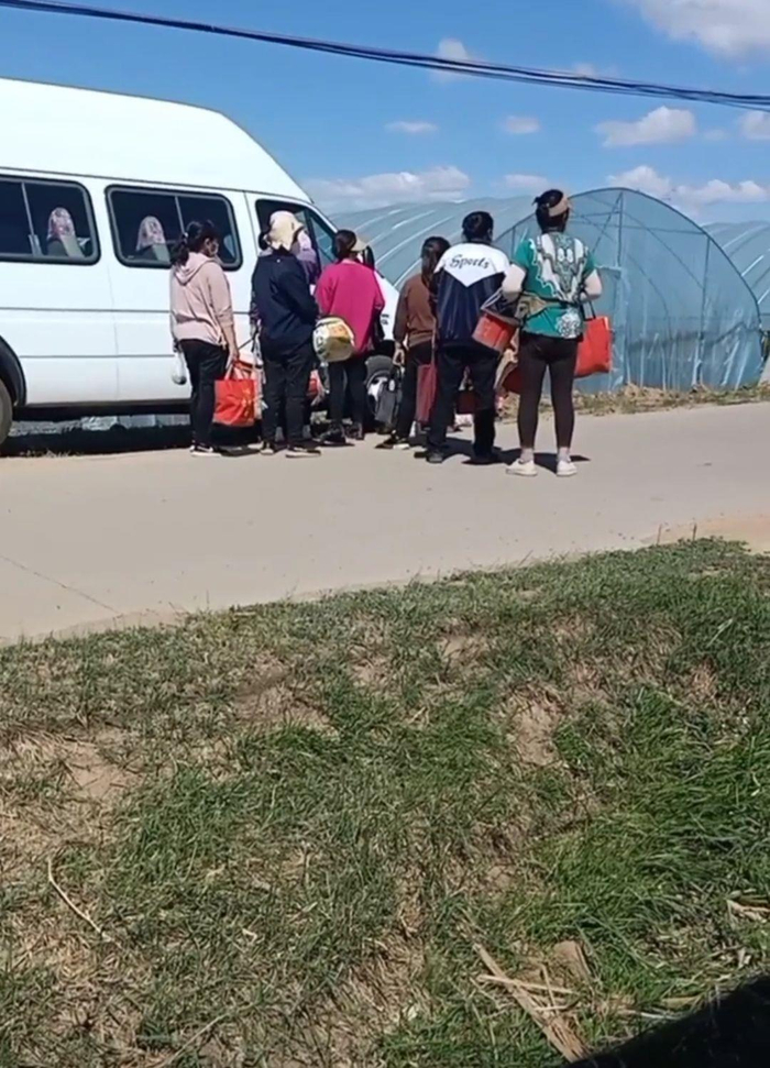 女客车司机载附近村的村民干活（来源：当事人账号）