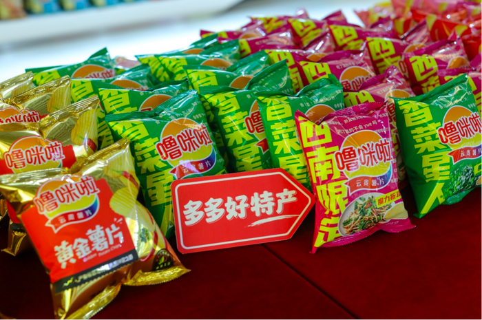▲“噜咪啦”各式口味土豆片在拼多多热销。付兴华|摄