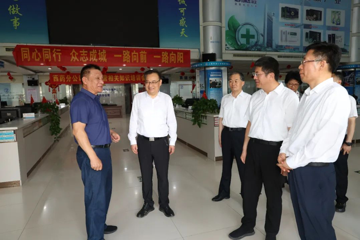 7月28日上午，省委书记梁言顺随机来到太和县华源医药集团调研。