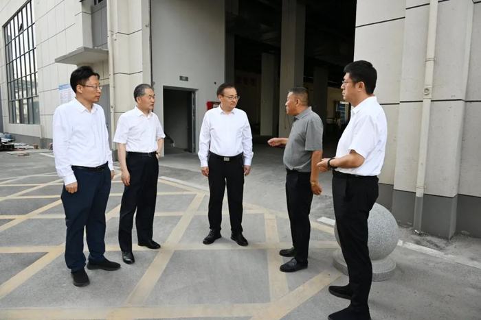 7月28日下午，省委书记梁言顺随机走访界首市锦丰塑业公司。