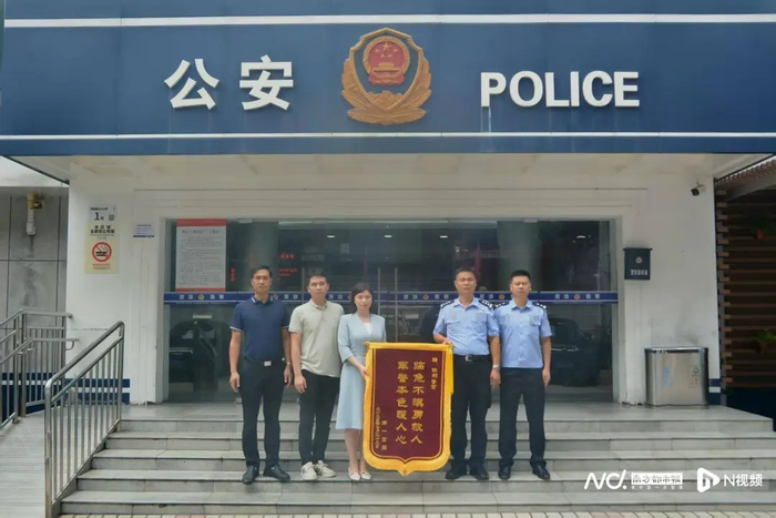 7月22日，深圳市罗湖区某建材市场相关负责人向陈翔赠送锦旗。受访者供图