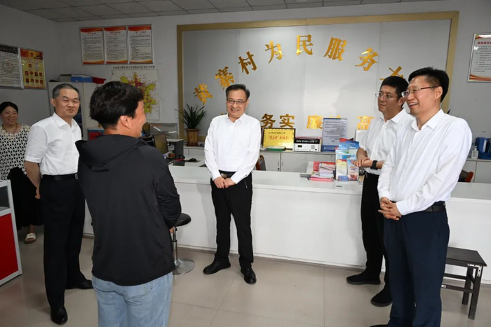 7月28日下午，省委书记梁言顺随机来到界首市光武镇黄寨村，详细询问学习教育、基层治理等情况。