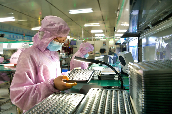图为位于湖北省咸宁市一家公司的无尘车间内，工人在生产准备出口的智能摄像头模组。　新华社发（刘建平　摄）
