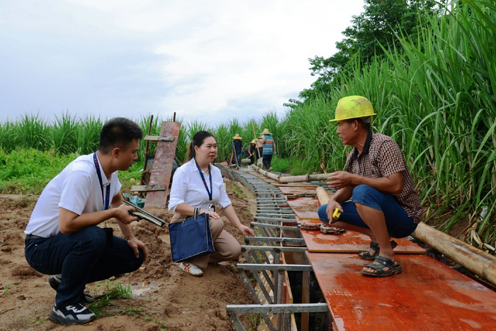 镜头丨护航美丽乡村建设