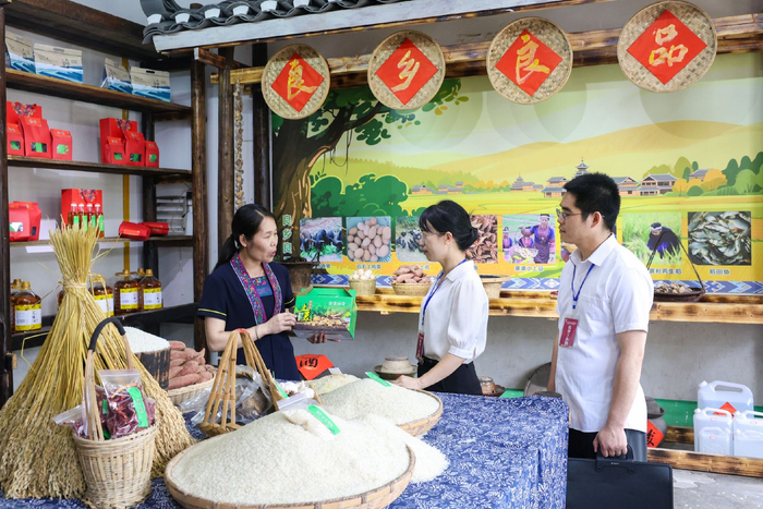 镜头丨护航美丽乡村建设