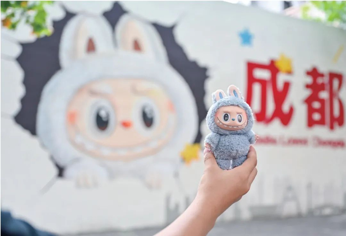 ▲四川成都，闹市区现“Labubu”墙画，吸引众多市民前往打卡、拍摄。