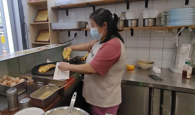 陈景在做蛋饼。 冯麒霏摄