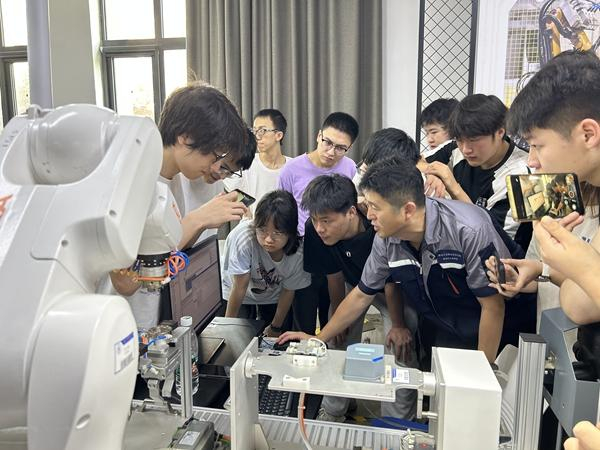唐山工业职业技术大学教师田超正在指导北京交通大学学生实训。王浩文/摄