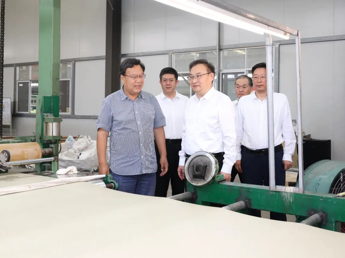 7月28日下午，省委书记梁言顺随机走访界首市奥邦塑胶，了解产品生产销售等情况。
