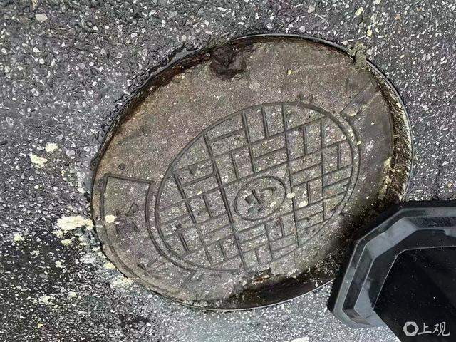 雨水过后，井盖周边留下污迹。（居民供图）