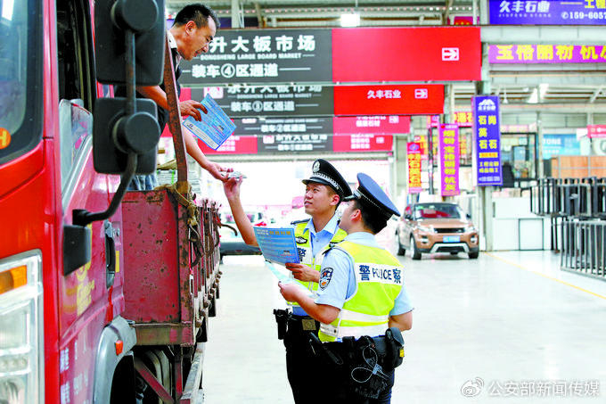 7月5日，福建省南安市公安局水头派出所民警走进辖区石材市场开展反诈宣传。实习记者徐炜 摄