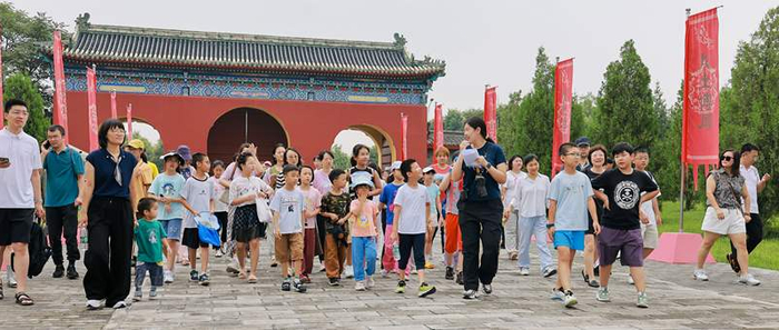 7月27日，“中轴启行——探寻中轴线上的皇家祭农礼”文旅研学活动在先农坛举行。永外街道供图 