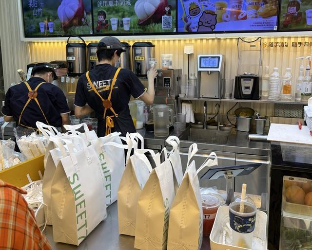 爆单的奶茶店。 杨书源 摄