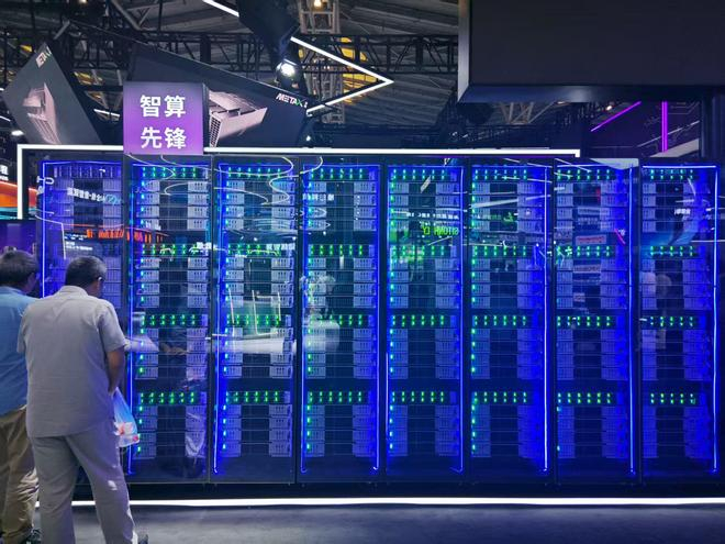  沐曦联合打造的国产高密度机柜“Shang Hai Cube”部署了128块曦云C550GPU；图源：界面新闻记者拍摄