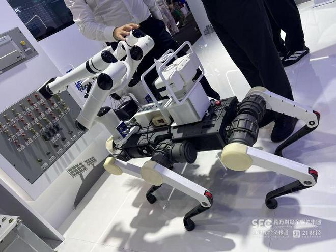国家电网“天枢”机器狗 图片来源：21世纪经济报道记者曹恩惠 摄