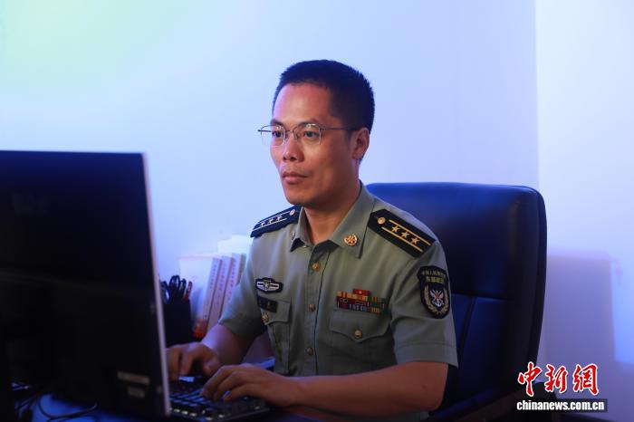 王超在工作中。张天宇 摄