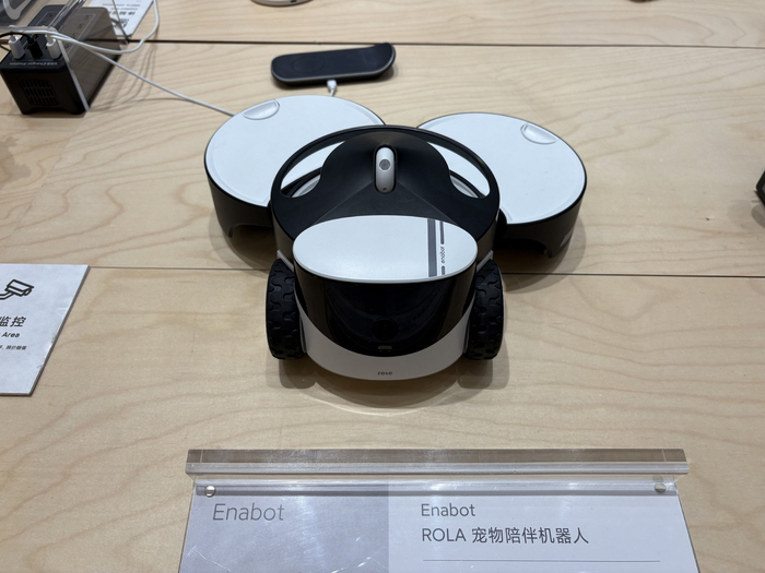 宠物陪伴机器人，不光机器人要陪人，还要陪宠物｜图片来源：极客公园