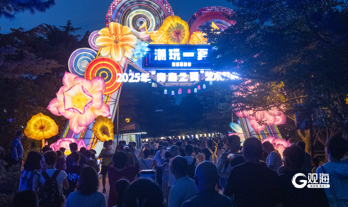 入夜的中山公园人流如织。刘栋 摄