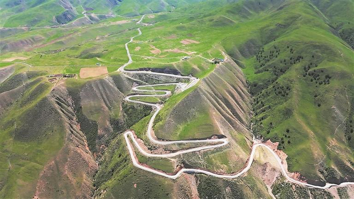 蜿蜒的农村公路。兴海县交通运输局供图