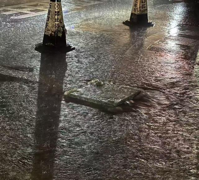 污水顶起井盖，奔涌而出。（居民供图）
