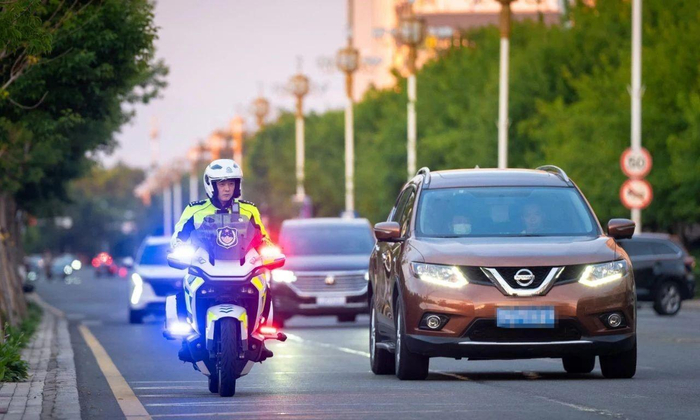 交警铁骑在夜市周边王肃街路段巡逻