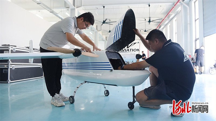 7月23日，河北凯为航空科技有限公司工人正在组装无人机。 河北日报记者 史晟全摄