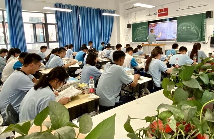 图为克州二中江苏教改实验班课堂。冶明伟摄