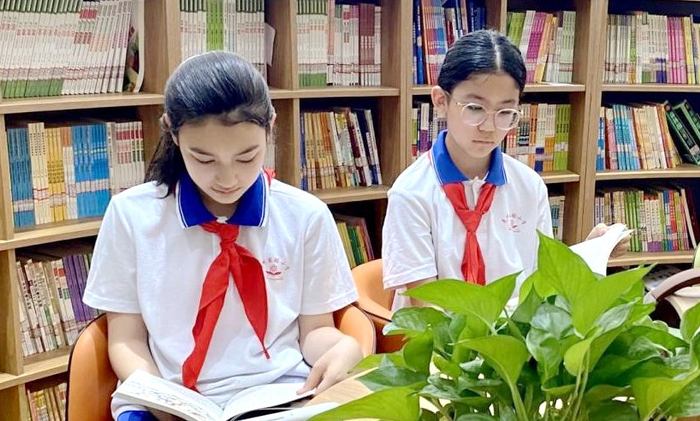 图为克州实验小学的孩子在读书角阅读。冶明伟摄