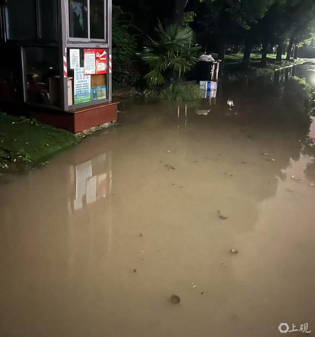 雨后小区路面被淹成河。（居民供图）