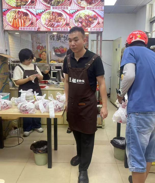 王丽小店午高峰时的场景。 受访者供图