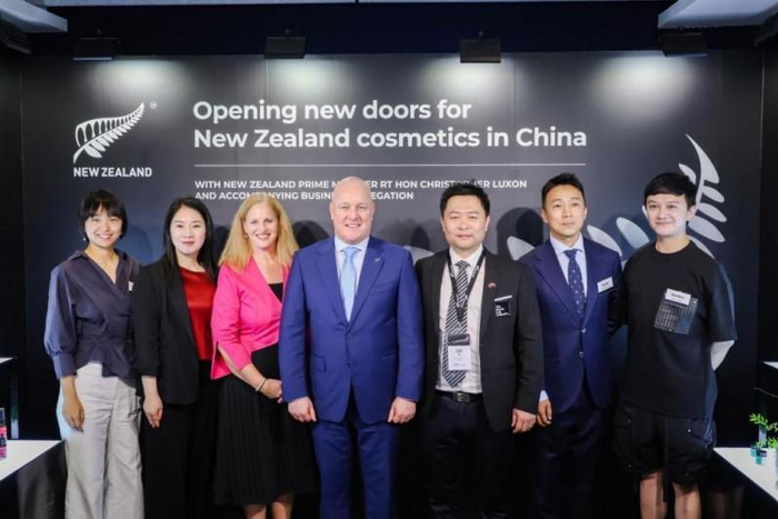 ??图注：ecostore宜可诚携手新西兰四家优秀企业与新西兰总理Christopher Luxon 启动GMP项目
