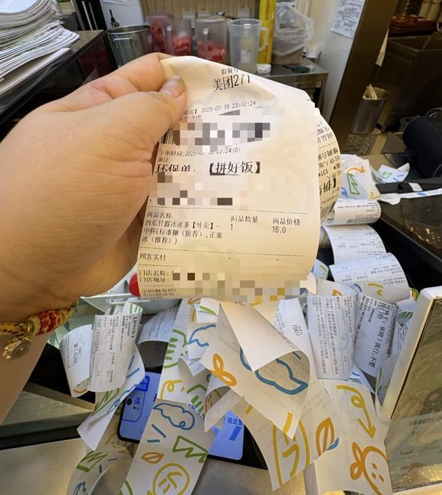 深夜10点多，上海浦东新区某个依旧爆单的奶茶店。 杨书源 摄