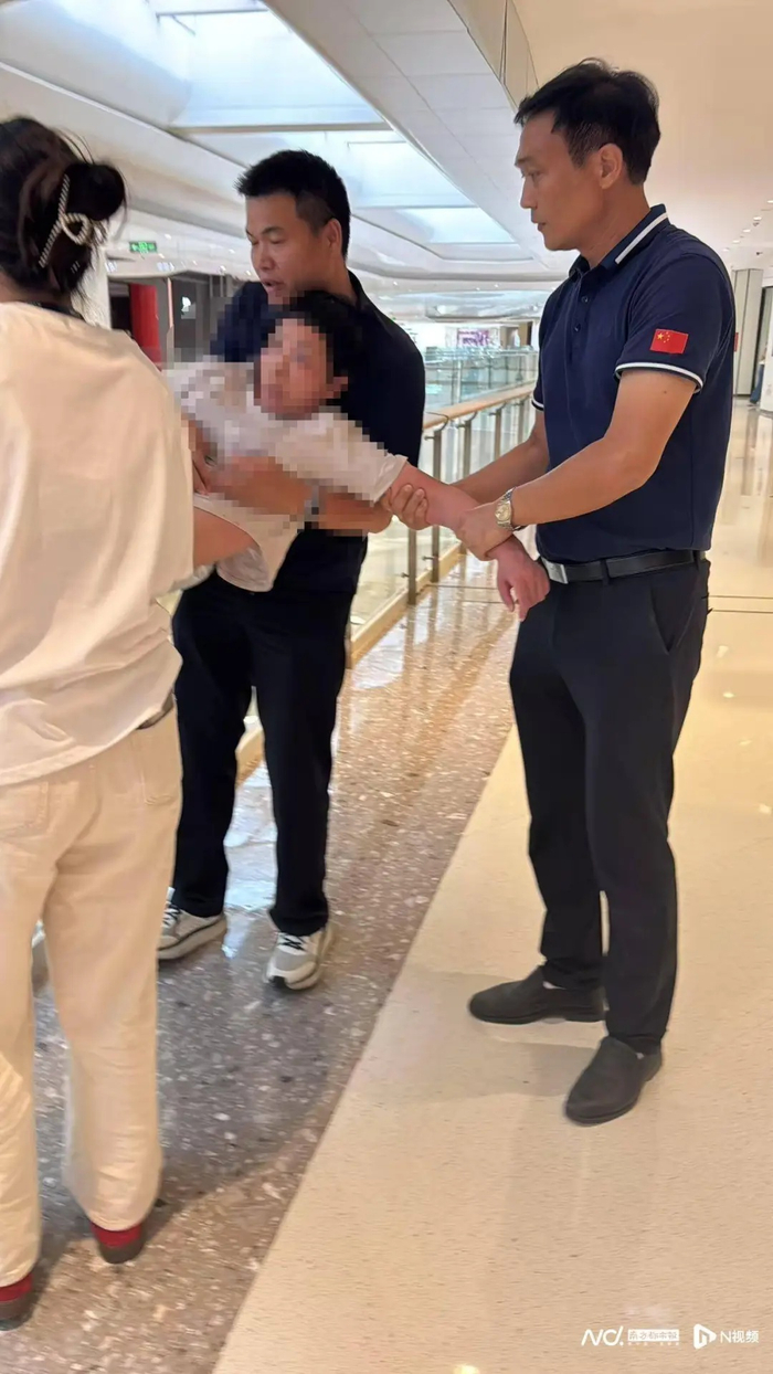 蒋化碧与陈翔合力将女子拉回安全区域。受访者供图