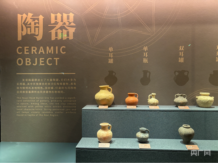 博物馆展出的陶器（央广网记者  梁瑜琳  摄）
