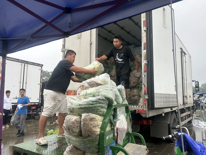 新发地商户正在搬运香芹。新京报记者 陈琳 摄
