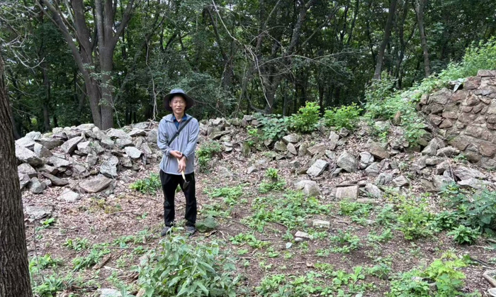 赖祥英向记者介绍要塞情况（央广网记者  张学龙  摄）