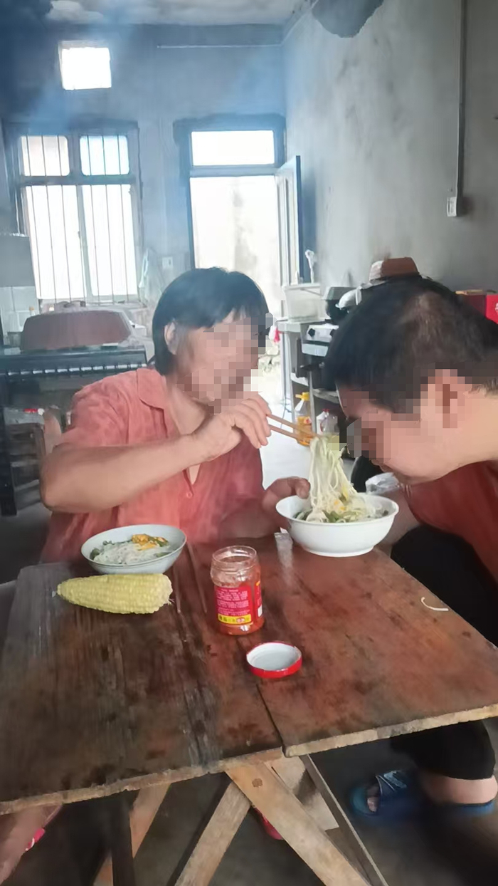 方女士表示：“从我弟弟出事后，没有任何一方来找我们善后，所有救助费用都是我们自付。”