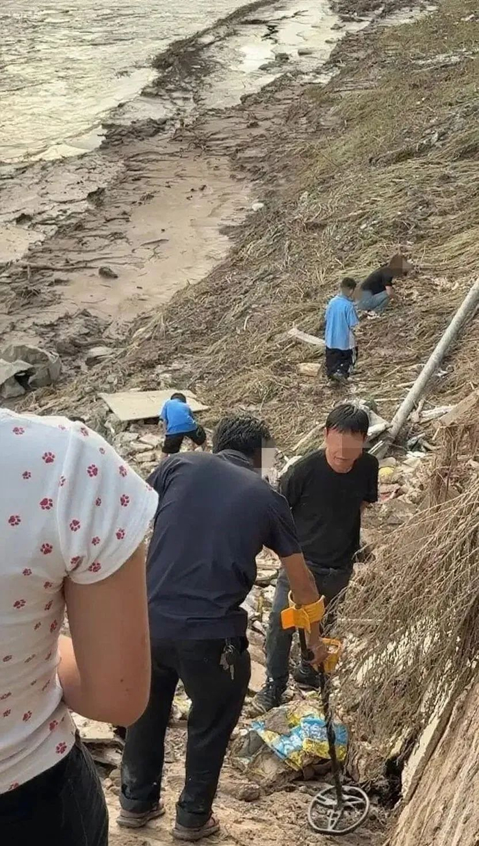 有人用金属探测仪寻找首饰