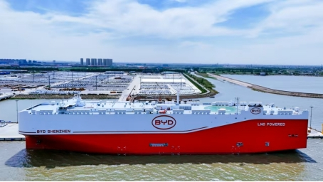 全球最大汽车运输船比亚迪“深圳”号太仓首航驶往巴西。图/任春燕