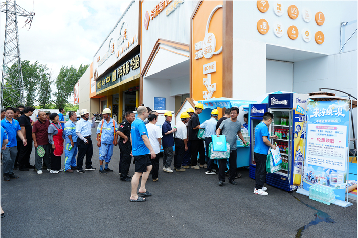 图:暖新1888小哥驿站外中通为户外工作者送清凉