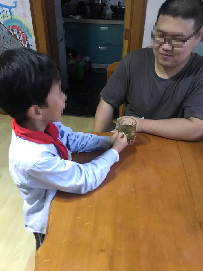 “我父母都60多岁了，在照顾他。如果两个老人没了，他一个人怎么办呀？”