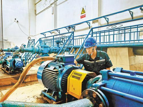     7月27日，隆化县润蓝水务有限公司技术人员正在检修供水设备。 本报记者 陈宝云摄