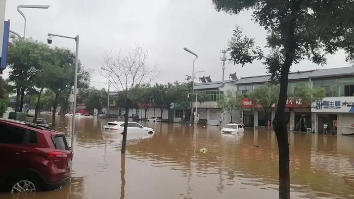 7月24日9时至25日8时,河北省保定市易县县城部分路段积水严重。
