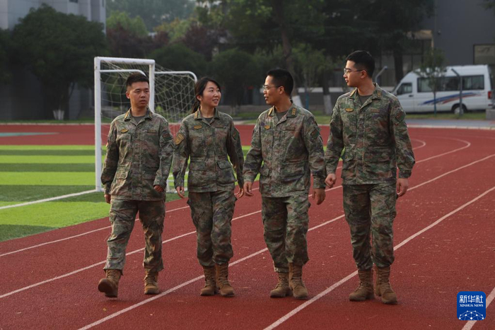 　　东部战区某部高级工程师王超（右二）与团队成员交流工作（资料照片）。新华社发（张天宇摄）
