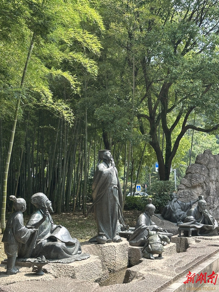 兰亭集会的复原雕像。