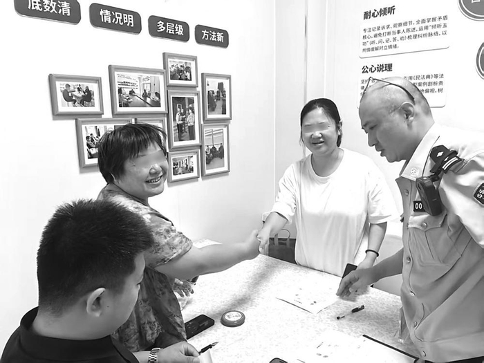    一场邻里纠纷，经过孙磊涛1个月的耐心调解，双方握手言和。