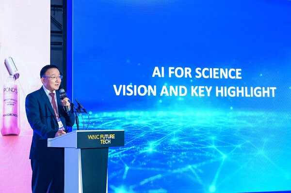 图为联合利华中国研发中心副总裁沈俊分享“AI for Science”创新平台项目愿景