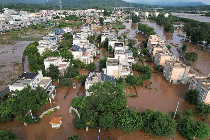 28日，北京密云，太师屯村的居民楼暴雨后被淹 图源：央视网
