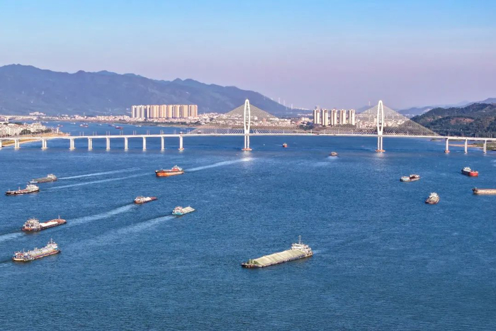 △西江黄金水道，船舶往返穿梭 一派繁忙。陈彦成 摄